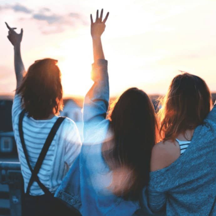 La música no solo entretiene; también enseña. Cada melodía, cada ritmo y cada palabra en inglés que cantas te ayuda a mejorar tu vocabulario, pronunciación y comprensión sin que te des cuenta.