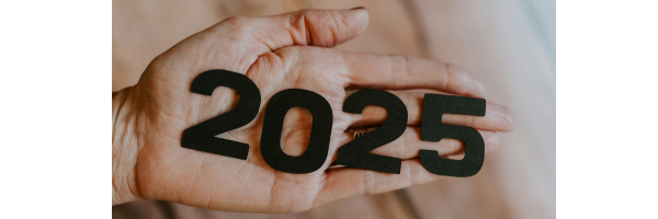 Hand holding black numerical figures 2025. Ingles esta en tus manos.