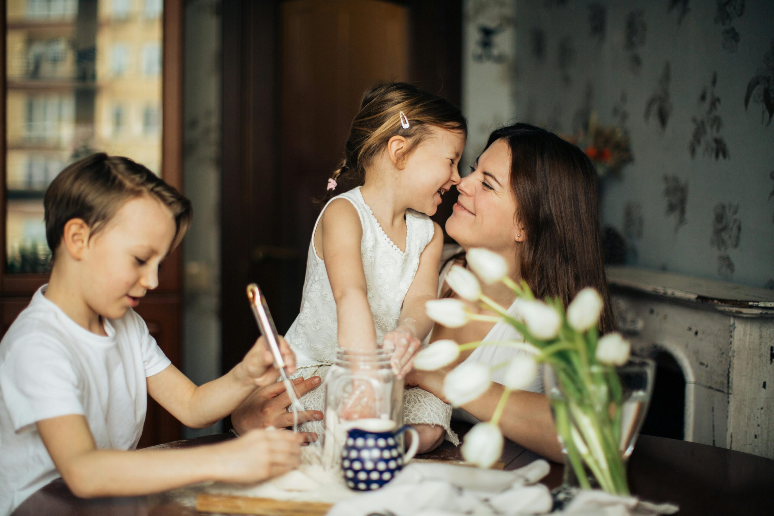 ¿Quieres que tus hijos aprendan inglés desde pequeños pero no sabes por dónde empezar? Tranquilo. No necesitas ser bilingüe ni tener un máster en educación. Enseñar inglés a tus hijos en casa puede ser algo natural, divertido y parte de vuestro día a día. En este blog te cuento cómo crear una rutina sencilla para enseñar inglés a niños en casa, incluso si no tienes mucho tiempo.