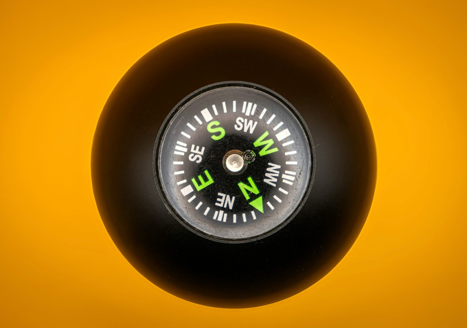 ¿Sientes que el inglés te está abrumando? Esta guía desglosa cómo dominar el inglés de negocios con frases esenciales que realmente necesitas. Sin agobios, sin listas interminables.